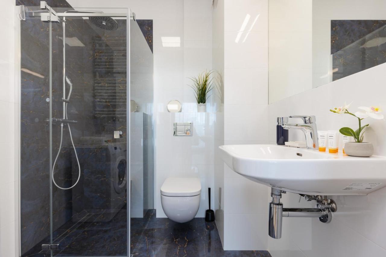 Warszawa Srodmiescie Bonifraterska Apartments By Noclegi Renters Luaran gambar