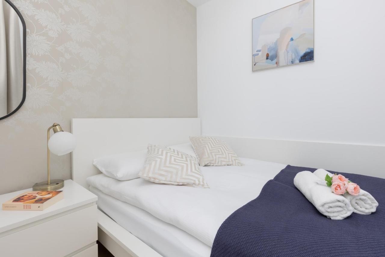 Warszawa Srodmiescie Bonifraterska Apartments By Noclegi Renters Luaran gambar